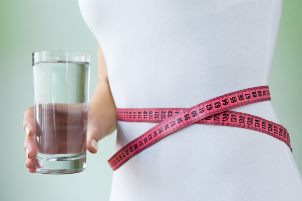 چگونه نوشیدن آب قبل و در حین غذا باعث لاغری میشود؟